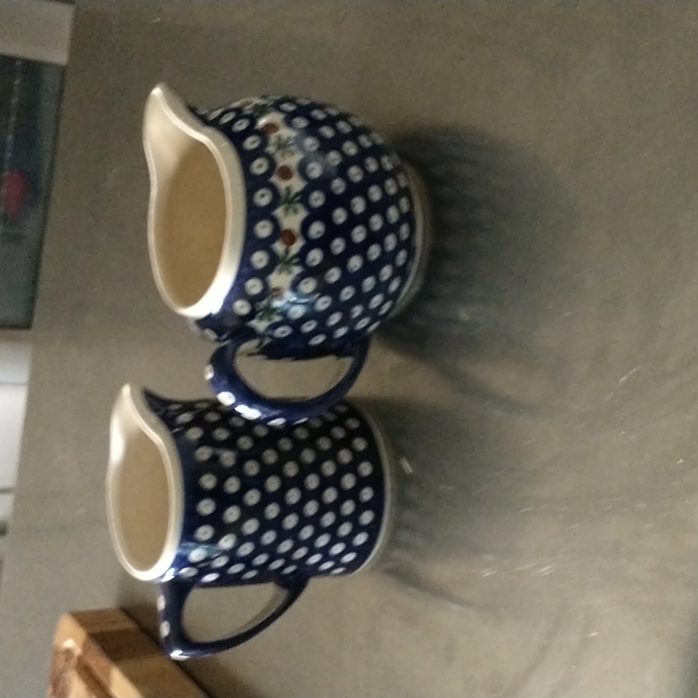 2 small pitchers